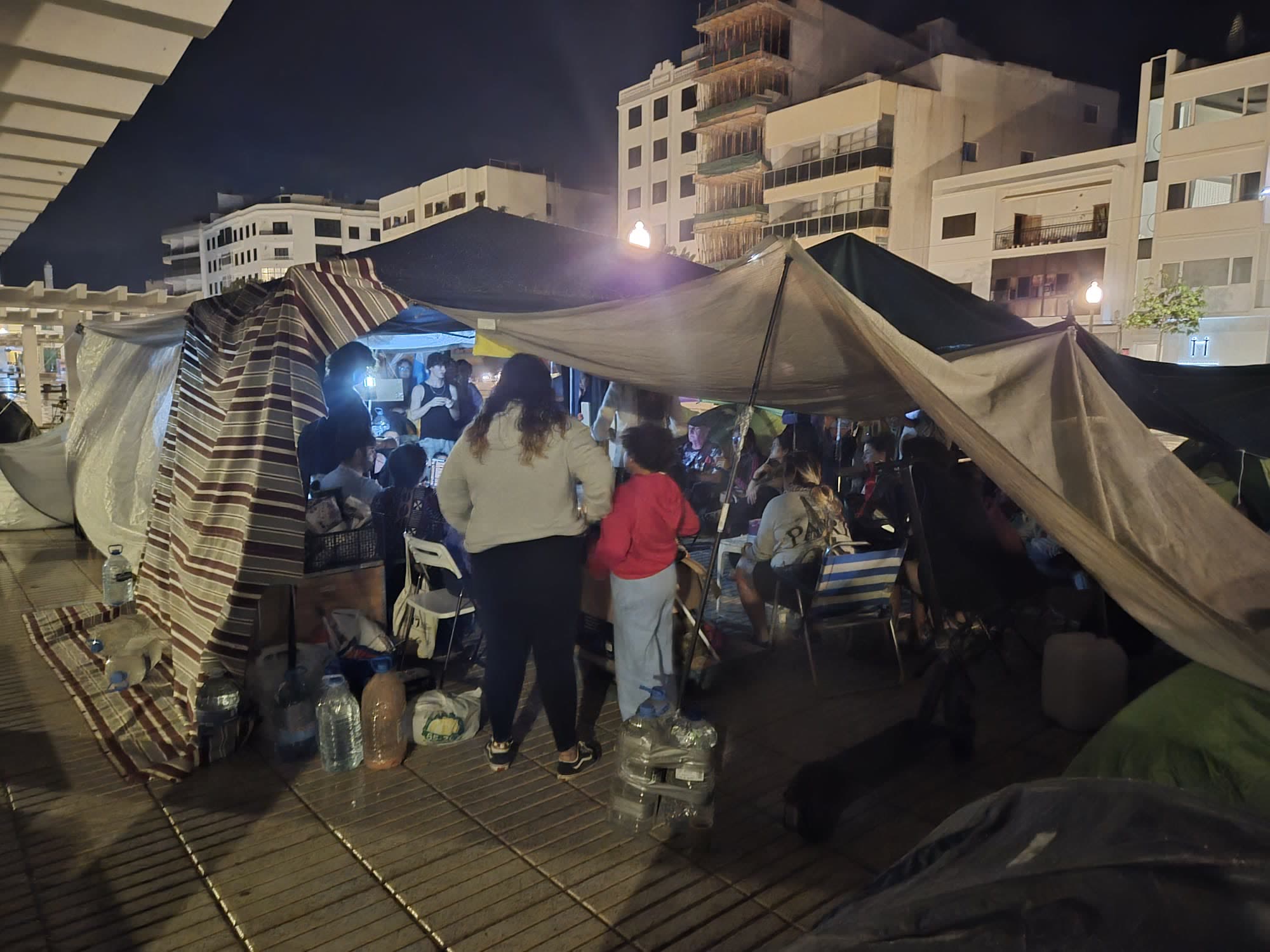 La acampada de noche con las carpas iluminadas