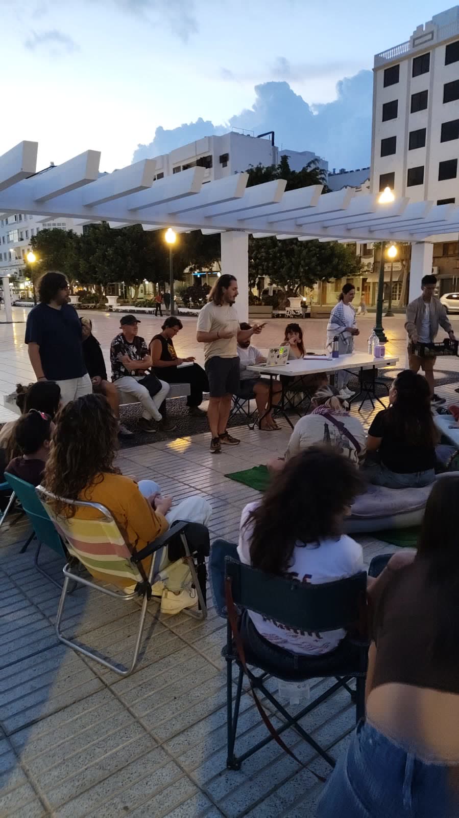 La asamblea vista desde atrás, con la ciudad al fondo