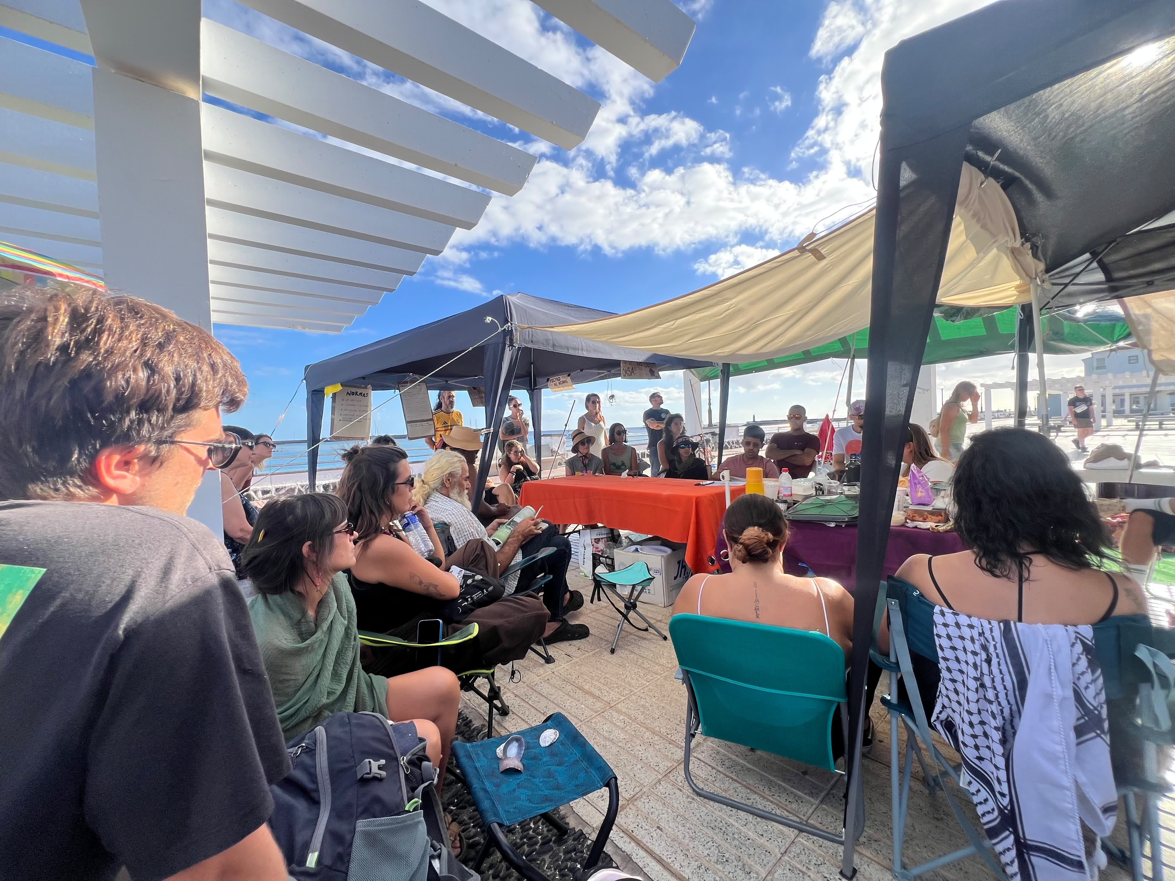 La asamblea del domingo bajo la carpa
