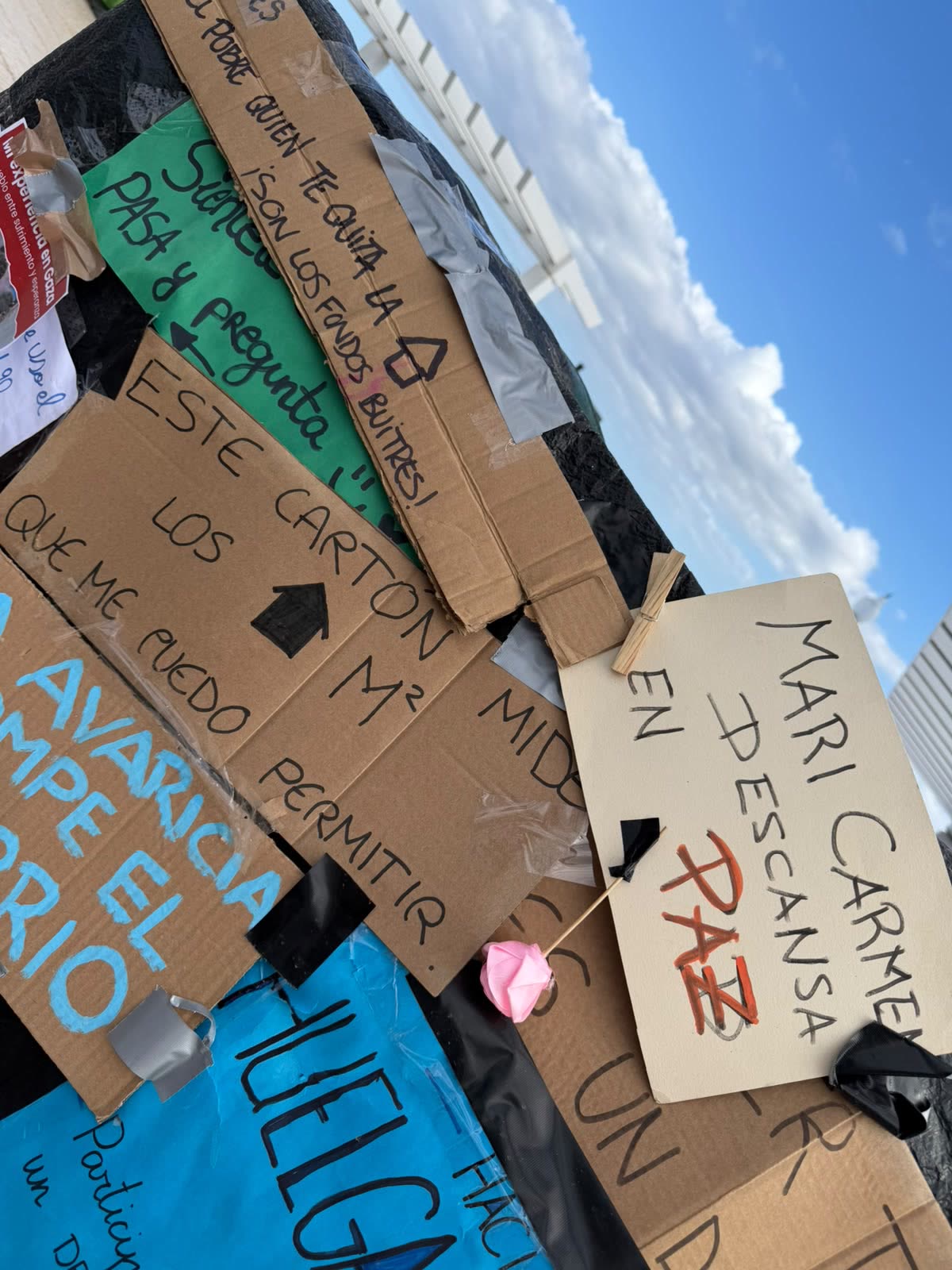 Carteles de cartón pintados a mano