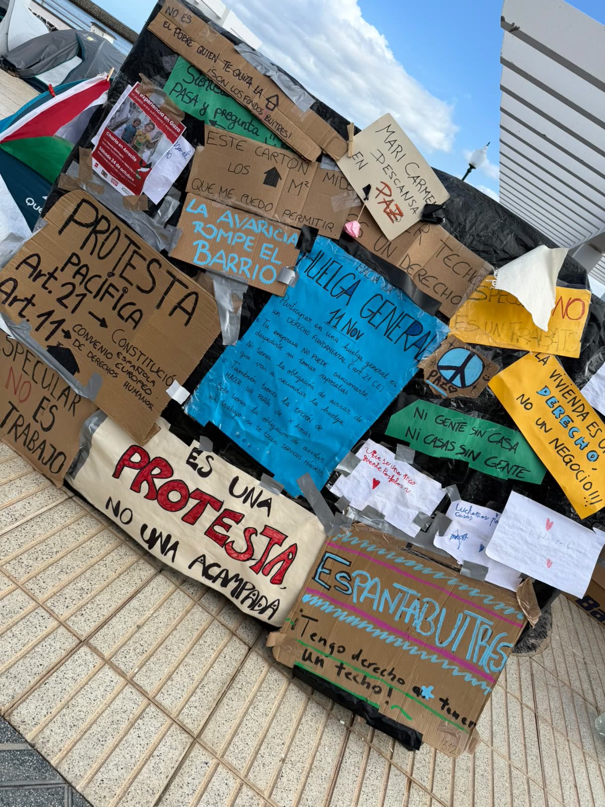 Carteles de cartón con la palabra «Protesta» y otros lemas