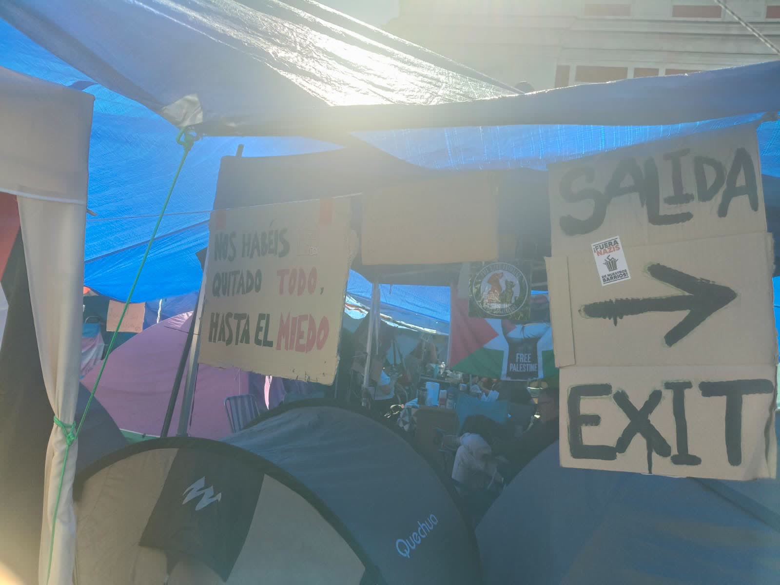 Carteles «Salida» y «Éxito» colgados en la carpa