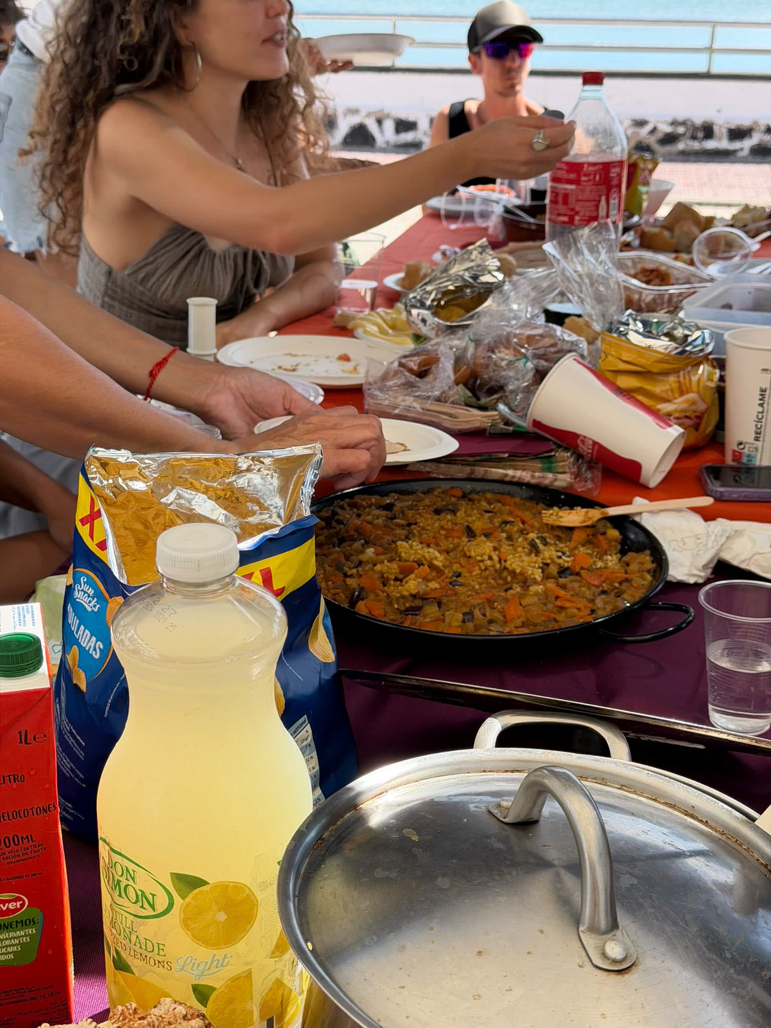 Paella de verduras y limonada sobre la mesa del enyesque popular