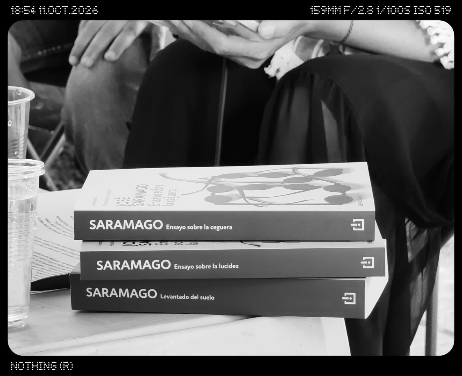Tres libros de Saramago sobre una mesa de la biblioteca de la acampada