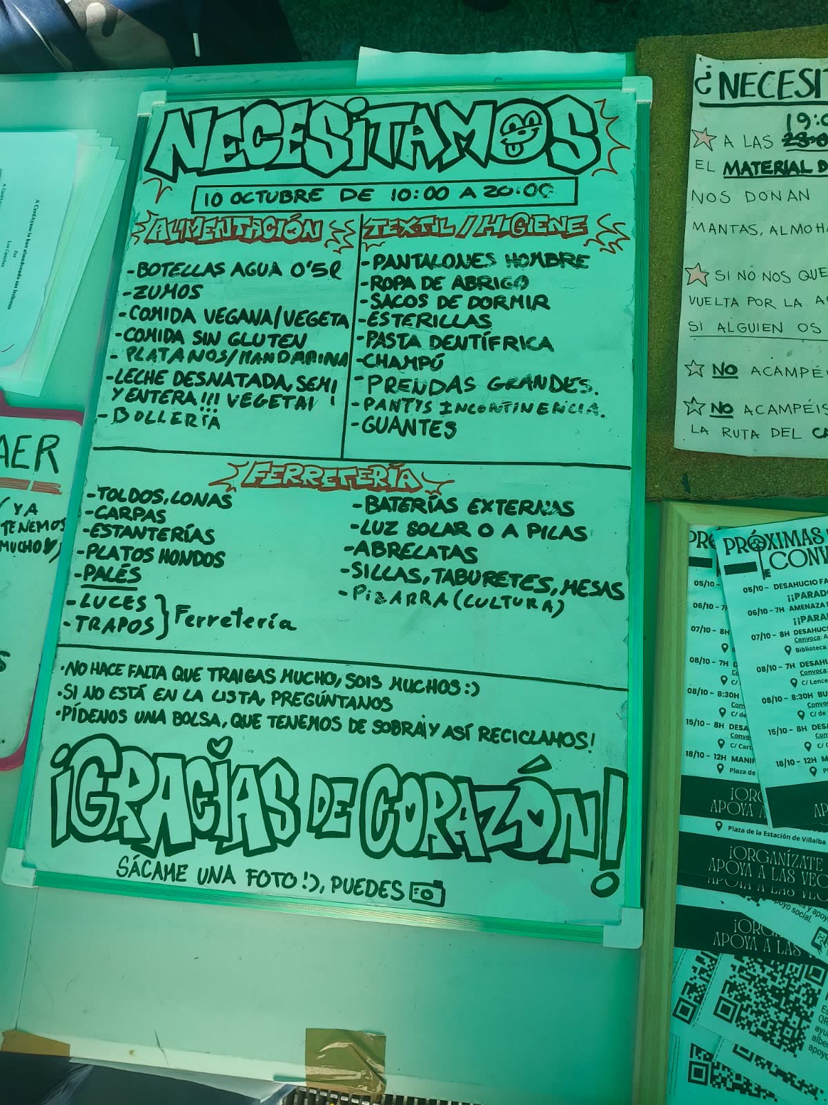 Cartel con la lista de lo que necesita la acampada