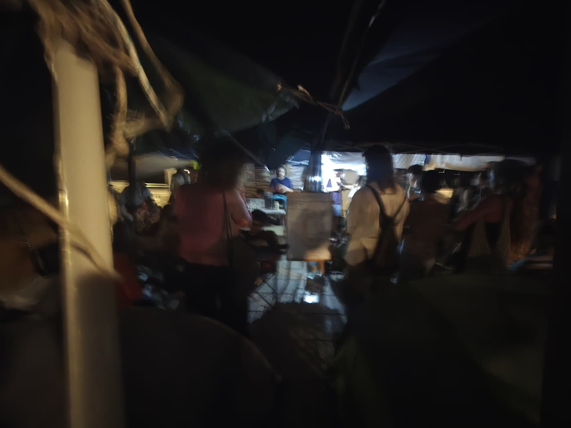 La acampada de noche, con las tiendas iluminadas bajo la pérgola