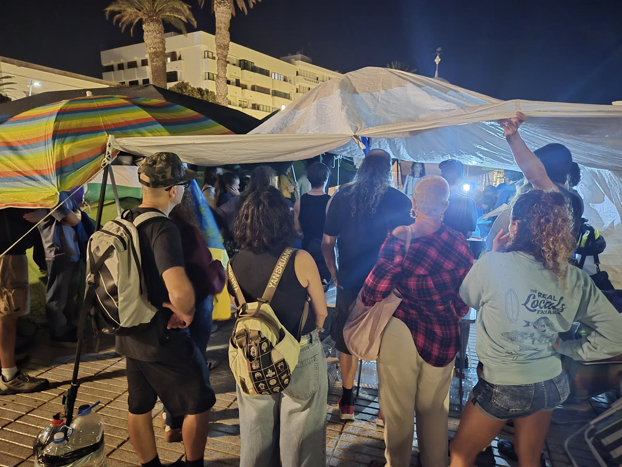 Grupo de personas de noche en la acampada