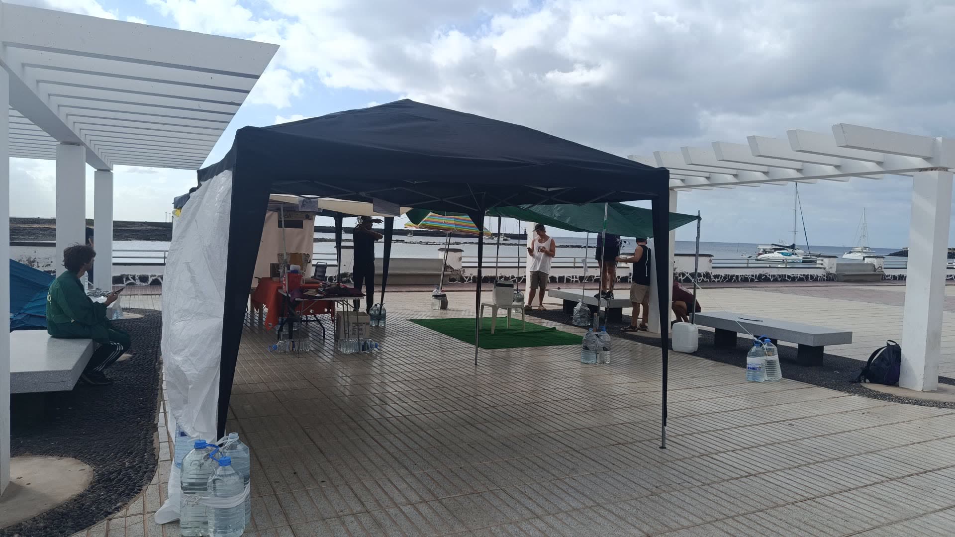 La pérgola del Parque José Ramírez Cerdá con la primera carpa y las tiendas