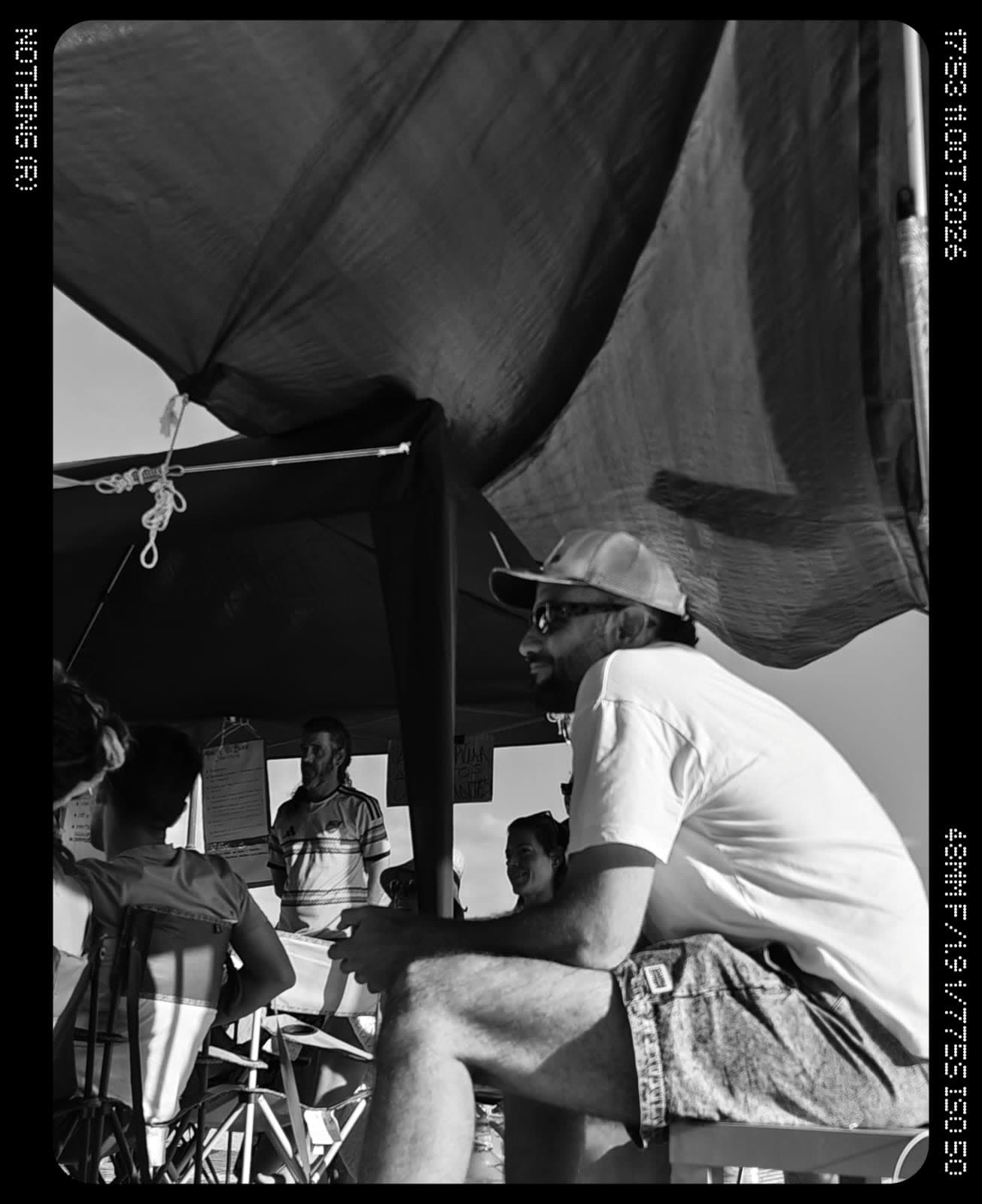 Una persona con una radio en la acampada, en blanco y negro