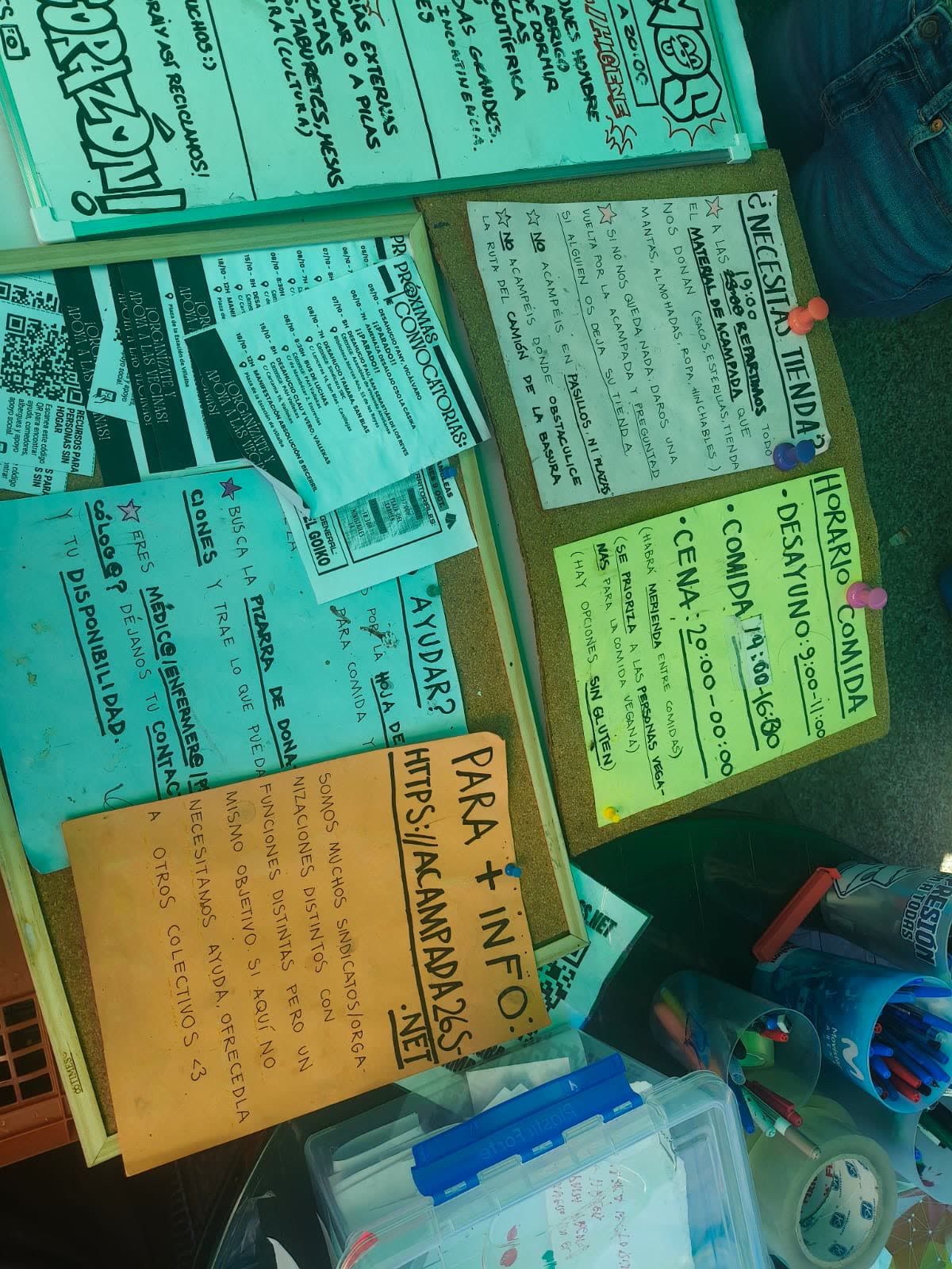 Tablón con carteles de papel con horarios, normas y necesidades del espacio
